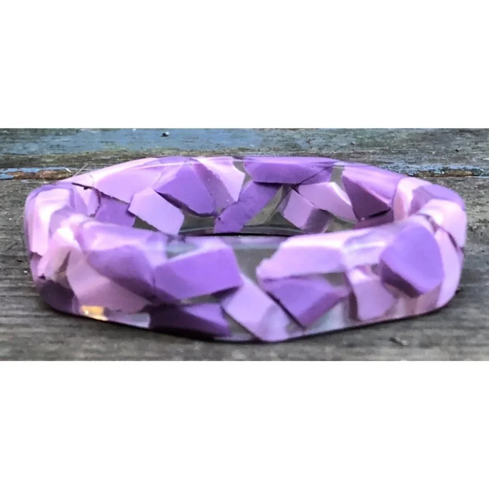 Vintage Faceted Hexagonal Y2K Confetti Lucite Bracelet Shades of Purple in Clear - Picture 4 of 6